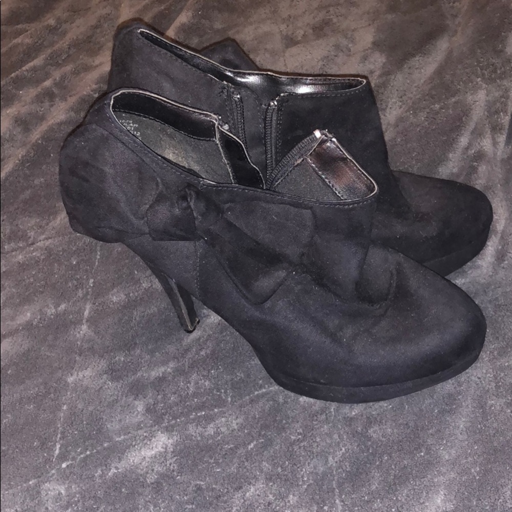 Black heels with bow
